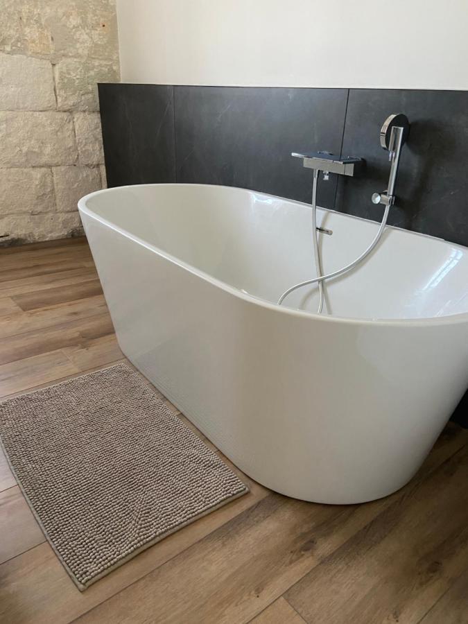 Loft Spacieux Au Coeur Des Remparts D'Aigues-Mortes Luaran gambar