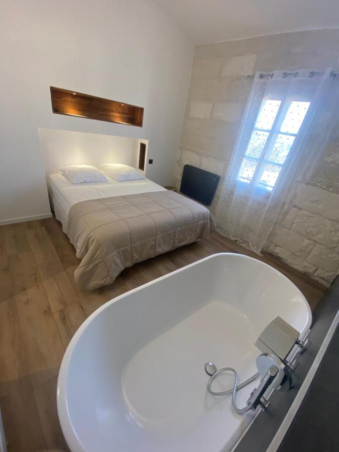 Loft Spacieux Au Coeur Des Remparts D'Aigues-Mortes Luaran gambar